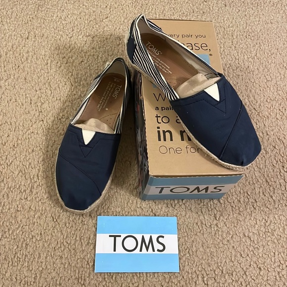 TOMS Classics - Picture 1 of 4